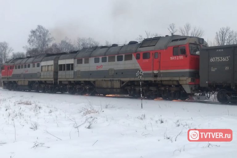 Искрящийся поезд парализовал движение в Тверской области