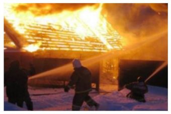 В Пено сгорела надворная постройка