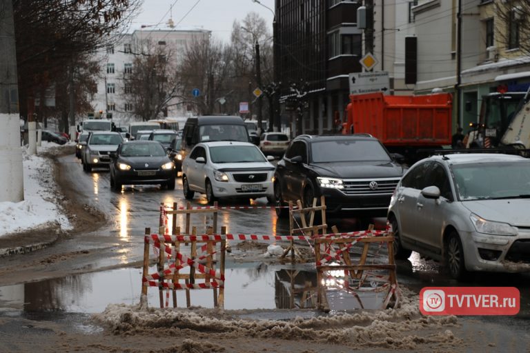 В Твери из-за прорыва водопровода на три дня перекрыта половина Смоленского переулка