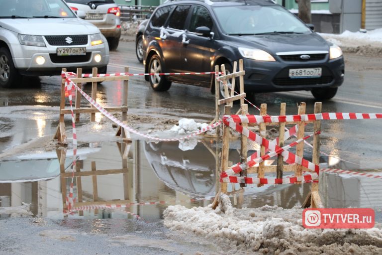 В Твери из-за прорыва водопровода на три дня перекрыта половина Смоленского переулка