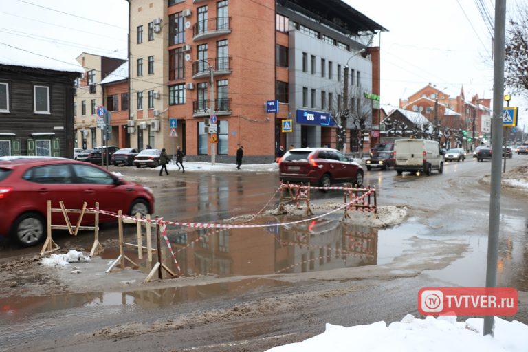 В Твери из-за прорыва водопровода на три дня перекрыта половина Смоленского переулка