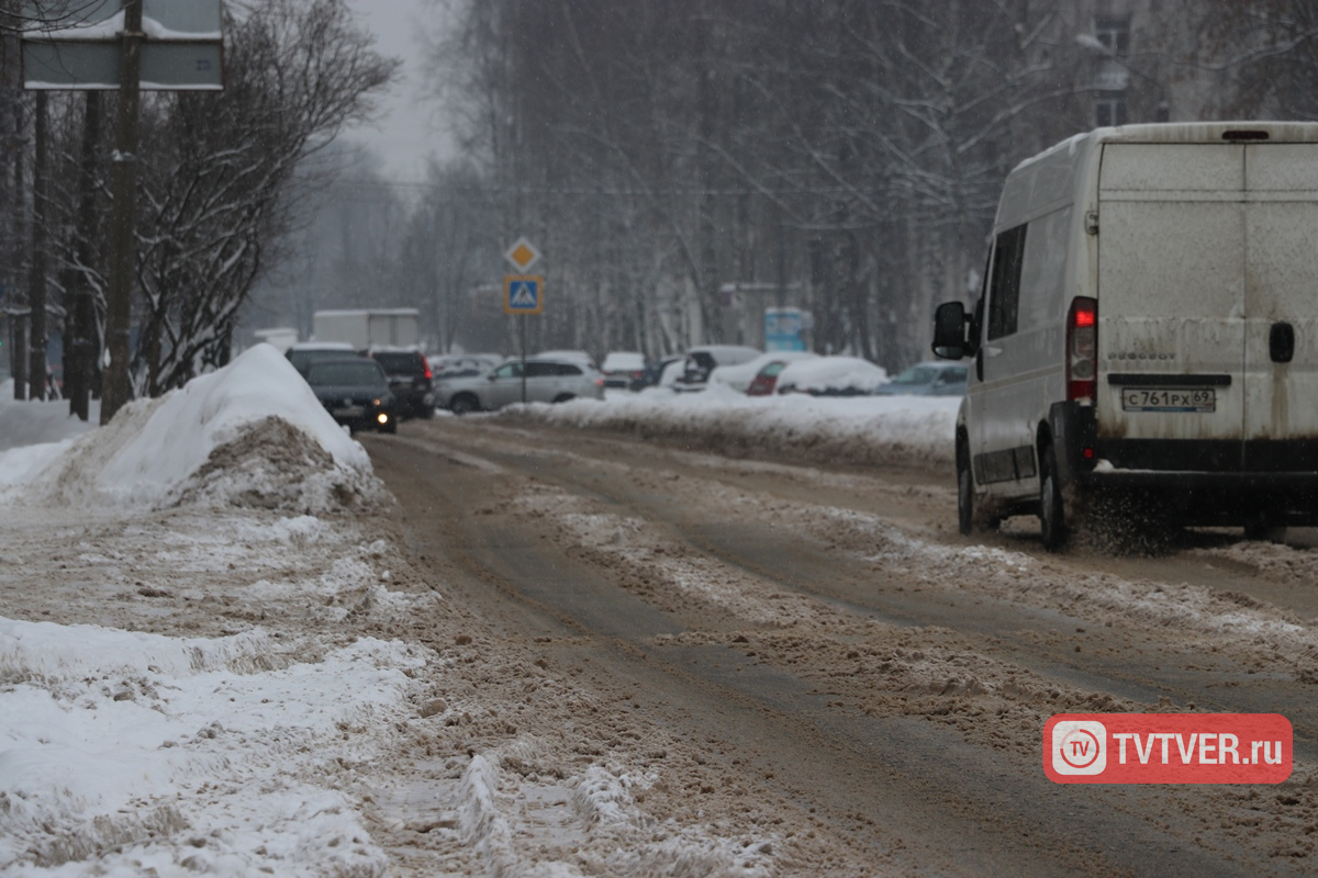 В Тверской области дорожников заставили убрать снег на трассе