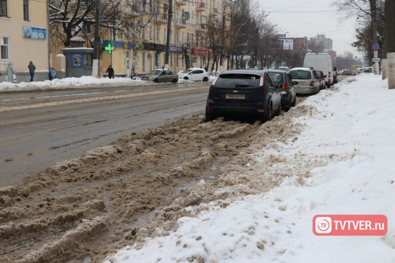 Снег победил дороги Твери