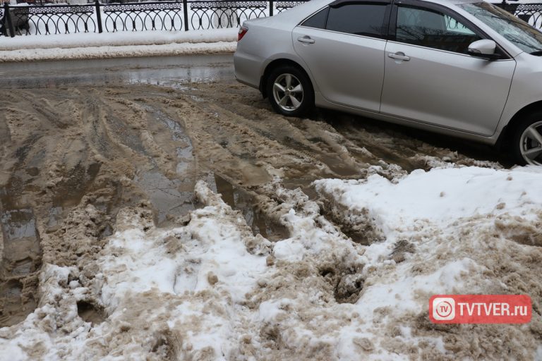 Снег победил дороги Твери