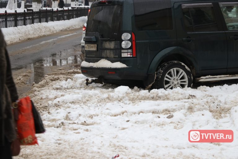 Снег победил дороги Твери