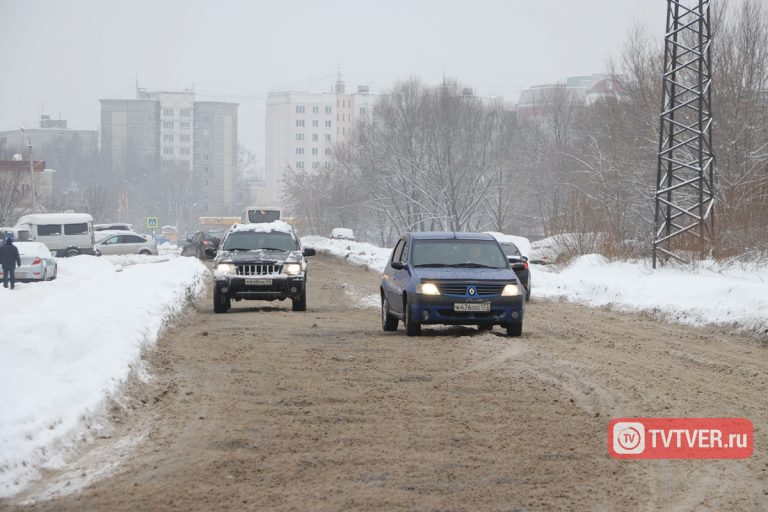 Снег победил дороги Твери