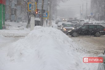 Снег победил дороги Твери