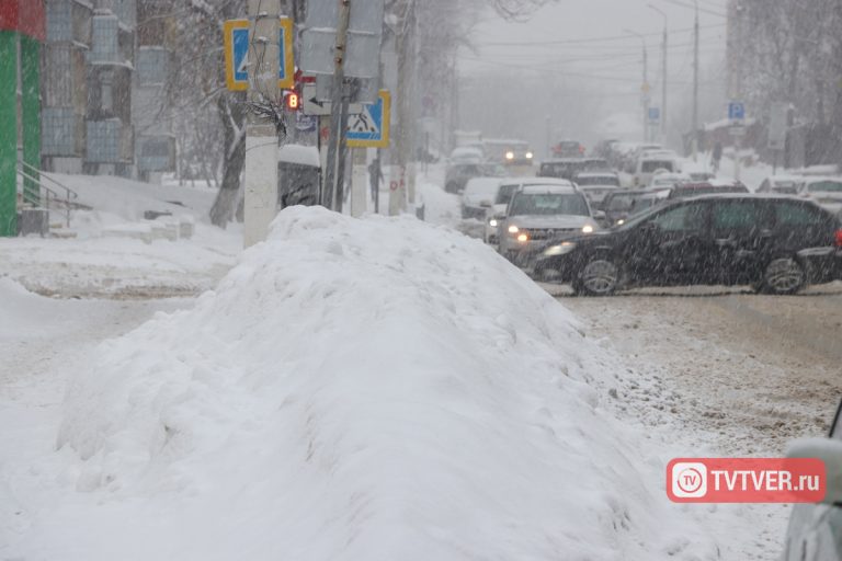 Коммунальные службы устроили круговорот снега в Твери