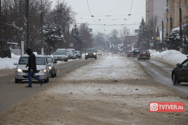 Снег победил дороги Твери