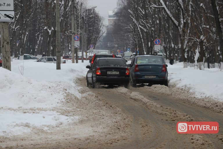 Снег победил дороги Твери