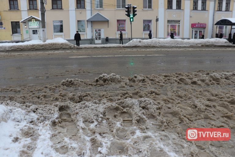 Снег победил дороги Твери