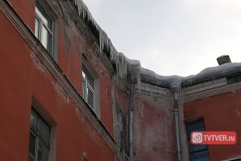В Твери вместо борьбы с сосульками управляющая компания пугает автовладельцев В Твери вместо борьбы с сосульками управляющая компания пугает автовладельцев