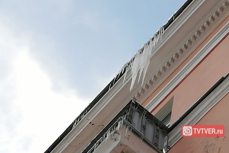 В Твери вместо борьбы с сосульками управляющая компания пугает автовладельцев