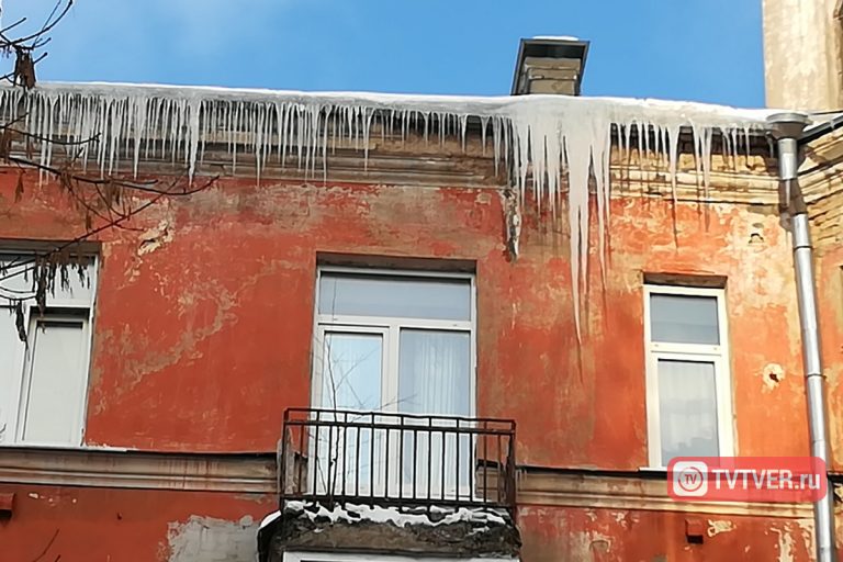 В Твери вместо борьбы с сосульками управляющая компания пугает автовладельцев