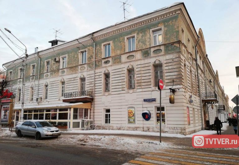 В центре Твери продолжает разрушаться многострадальный дом на Советской, 7