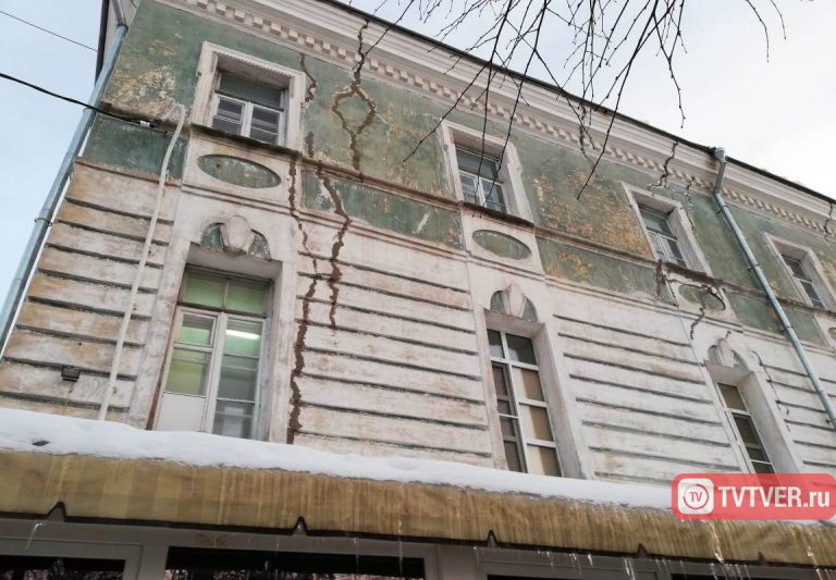 В центре Твери продолжает разрушаться многострадальный дом на Советской, 7