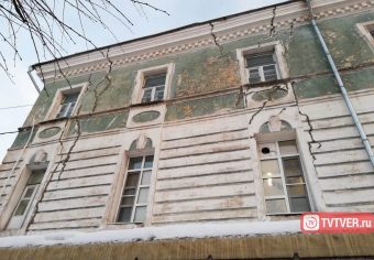 В центре Твери продолжает разрушаться многострадальный дом на Советской, 7