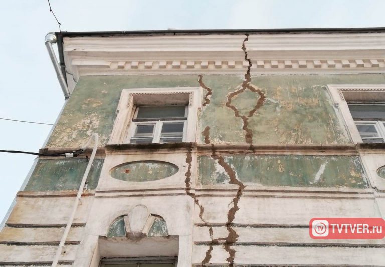 В центре Твери продолжает разрушаться многострадальный дом на Советской, 7