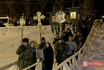 В ночь на Крещение к купели на стрелке Тверцы и Волги пришло больше тысячи человек В ночь на Крещение к купели на стрелке Тверцы и Волги пришло больше тысячи человек