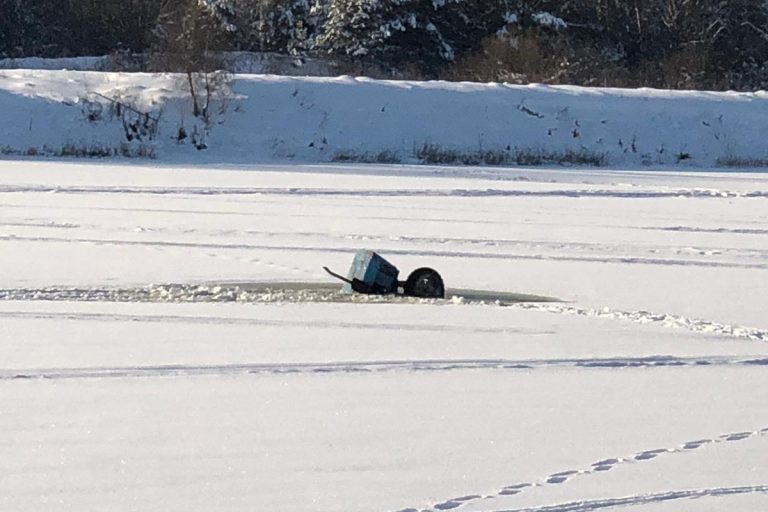 В Тверской области трактор провалился под лёд, два человека погибли