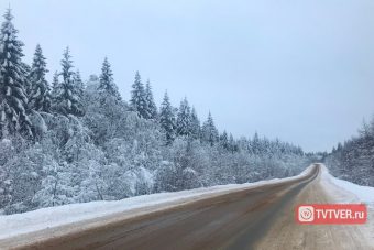 В Твери Nissan вылетел на пешеходный тротуар после ДТП