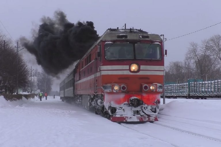 В Тверской области жителей города напугал черный дым над пассажирским поездом