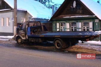 В центре Твери сгорел эвакуатор