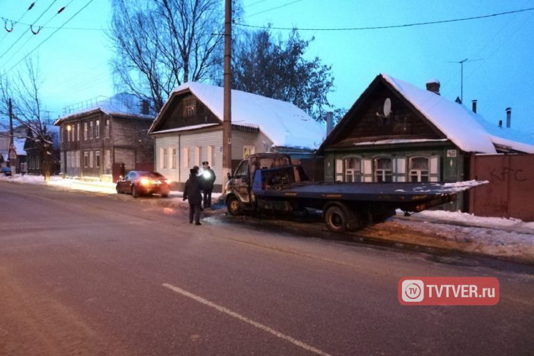 В центре Твери сгорел эвакуатор