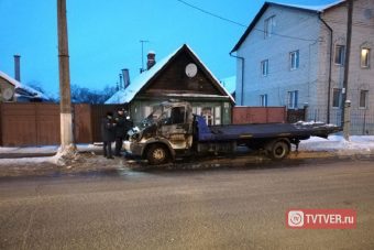 В центре Твери сгорел эвакуатор