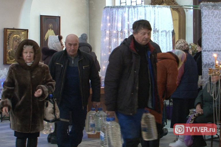 В храмах Твери вода стала святой за несколько часов до Крещения Господня