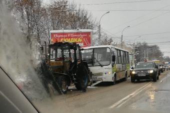 В Твери маршрутка врезалась в трактор