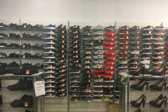 В Твери полицейские вынесли из магазина обувь и одежду на 180 тысяч рублей