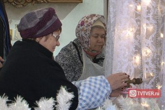 В храмах Твери вода стала святой за несколько часов до Крещения Господня