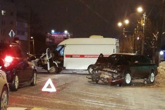 В Твери столкнулись легковушка и машина скорой помощи