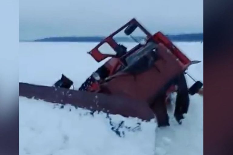 На Селигере трактор провалился под лёд