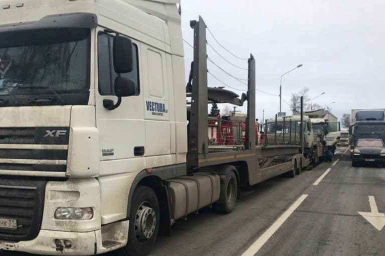 На трассе под Тверью столкнулись три большегруза