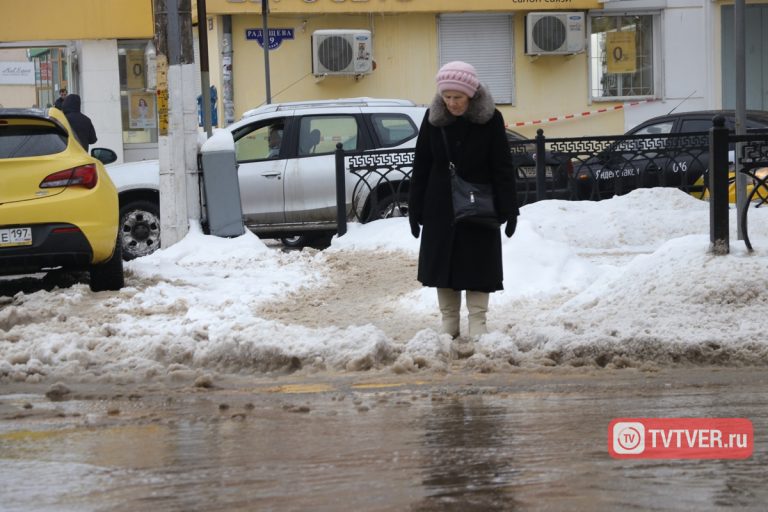 В центре Твери лужа поглотила пешеходный переход