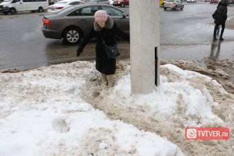 В центре Твери лужа поглотила пешеходный переход