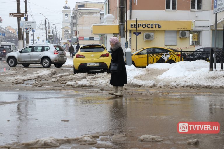 В центре Твери лужа поглотила пешеходный переход