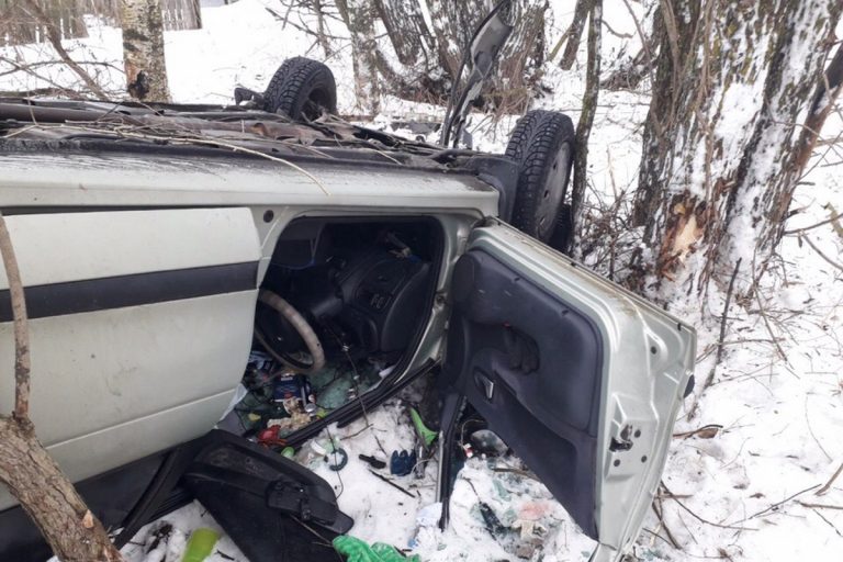 Под Бежецком погиб пассажир перевернувшейся легковушки Под Бежецком погиб пассажир перевернувшейся легковушки