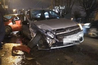В Твери столкнулись две легковушки. Есть пострадавший