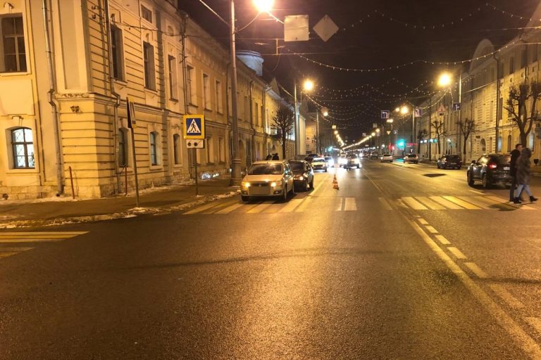В центре Твери столкнулись две иномарки В центре Твери столкнулись две иномарки