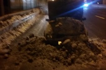 Водитель снегоуборщика потушил горящую легковушку