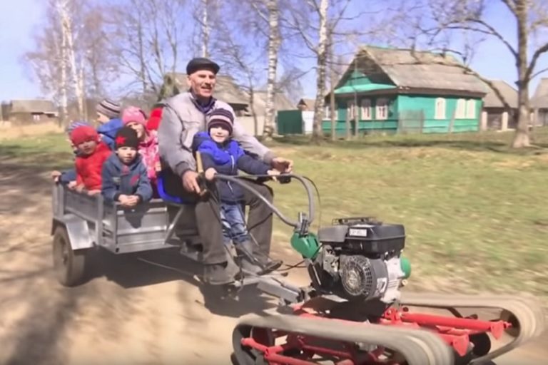 Многодетная пара из Тверской области взяла в семью двух братьев и сестренку из детского дома во Владимире