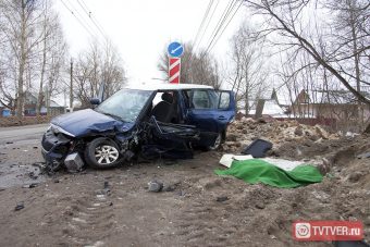 На Московском шоссе в Твери столкнулись два авто: один человек погиб, четверо пострадали