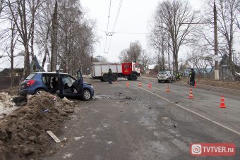 На Московском шоссе в Твери столкнулись два авто: один человек погиб, четверо пострадали