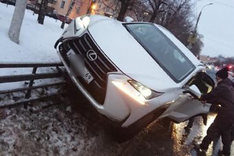 В Твери Lexus повис на пешеходном ограждении