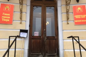 Администрации Твери подарили снегоуборочную лопату