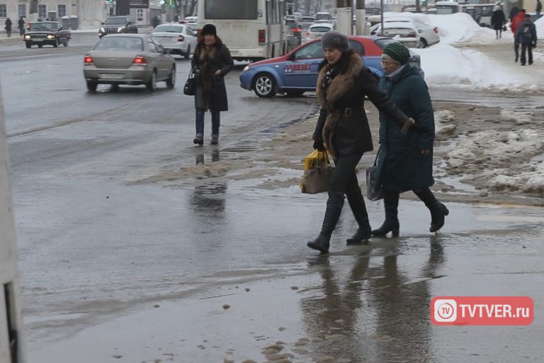 В центре Твери лужа поглотила пешеходный переход