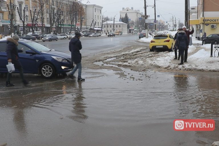 В центре Твери лужа поглотила пешеходный переход